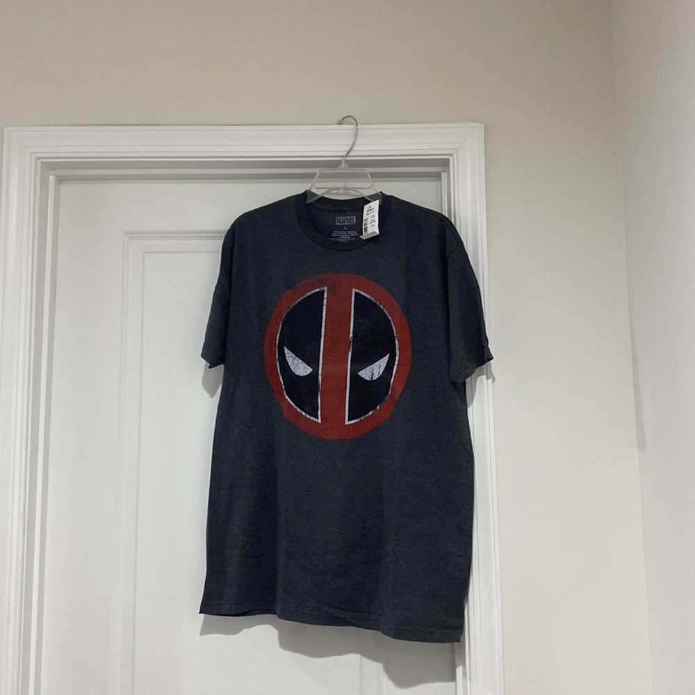 NWT Mens Marvel T - Deadpool